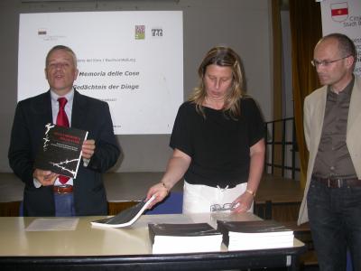 Stadtrat Primo Schönsberg, Archivarin und Autorin Carla Giacomozzi und Archivleiter Hannes Obermair