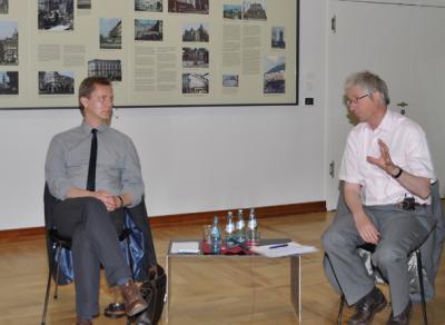 Professor Dirk van Laak (links) und Professor Christoph Cornelißen (rechts) während der Podiumsdiskussion „Die Archive und die historische Forschung“ in Frankfurt am Main Professor Dirk van Laak (links) und Professor Christoph Cornelißen (rechts) während der Podiumsdiskussion „Die Archive und die historische Forschung“ in Frankfurt am Main