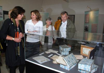 Kulturministerin Ute Schäfer (links) besucht die Ausstellung des Landesarchivs NRW zum Tag des offenen Denkmals (Foto: Anna Griestop/Landesarchiv NRW) Kulturministerin Ute Schäfer (links) besucht die Ausstellung des Landesarchivs NRW zum Tag des offenen Denkmals (Foto: Anna Griestop/Landesarchiv NRW)