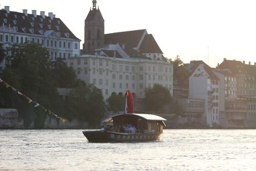 ferryman-artbasel-muenster-faehre-leu-faehrmann-public-art-parcours-contemporary-art-manfred-kielnhofer