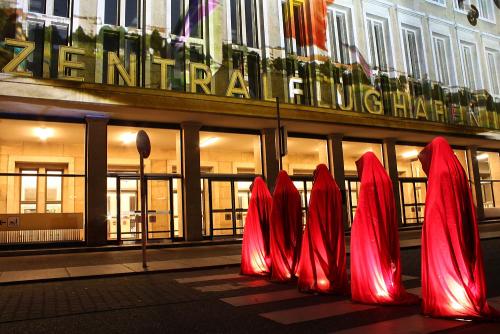 festival-of-lights-berlin-flughafen-tempelhof-manfred-kielnhofer-waechter-der-zeit-IMG_6048
