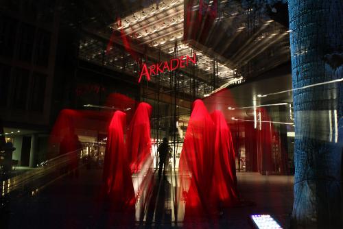 festival-of-lights-berlin-potsdamerplatz-arkade-waechter-manfred-kielnhofer-contemporary-light-art-arts-installation-sculpture