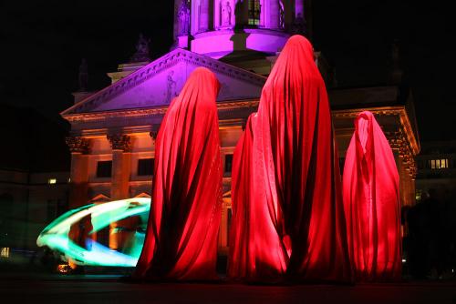 festival-of-lights-gendarmenmarkt-time-guards-waechter-manfred-kielnhofer-contemporary-light-art-sculpture