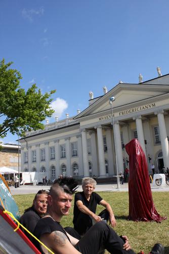 occupy-documenta-kassel-time-guards-manfred-kielnhofer-sculpture-installation-public-contemporary-art-show-fest