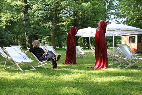 public-contemporary-art-documenta-karlsaue-orangerie-time-guards-waechter-manfred-kielnhofer