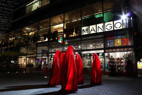 berlin-souvenir-shops-public-festival-of-art-lights-berlin-public-projects-show-light-on-contemporary-art-sculpture-waechter-time-guards-kaefer-sculptor-glas-manfred-kielnhofer-kurfuearstendamm-shop
