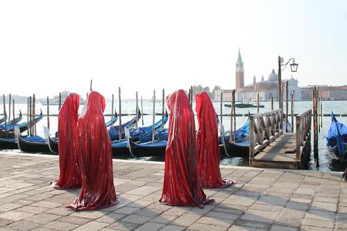 contemporary-art-la-biennale-arts-arte-show-project-venice-public-art-illuminations-manfred-kielnhofer-sculpture-statue-