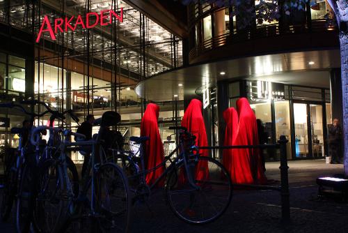 festival-of-lights-berlin-potsdamerplatz-arkade-waechter-manfred-kielnhofer-contemporary-light-art-arts-design-arte-installation-sculpture-show