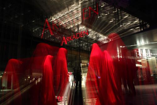 festival-of-lights-berlin-potsdamerplatz-arkade-waechter-manfred-kielnhofer-contemporary-light-art-installation-sculpture