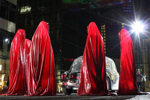 festival-of-lights-berlin-projects-show-contemporary-art-sculpture-time-guards-kaefer-sculptor-manfred-kielnhofer-kurfuearstendamm-shop