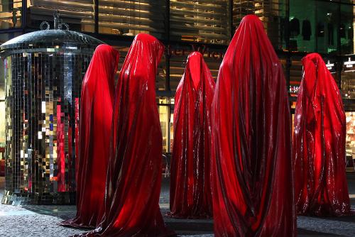 public-festival-of-art-lights-berlin-public-projects-show-light-on-kultur-contemporary-art-sculpture-waechter-time-guards-kaefer-sculptor-manfred-kielnhofer-kurfuearstendamm-shop