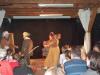Dynamische Szene am Hof des Königs (aus "Schneewittchen", Klosterhofspiele Langenzenn, Spielzeit 2002/03) vor erlesenem Publikum.