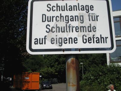 schild-bei-einer-schule-in-ulm