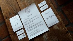 Mit-Feder-und-Tinte-auf-Buettenpapier