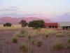 Sossusvlei Lodge- im Hintergrund das Naukluftgebirge in der letzten Abendsonne