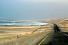 Küstenstraße zwischen Walvisbay und Swakopmund - die Sonne kann den Küstennebel kaum durchdringen. Es ist empfindlich kalt, obwohl 5 km weiter im Inland,.d.h. in der Wüste 40 grad herrschen