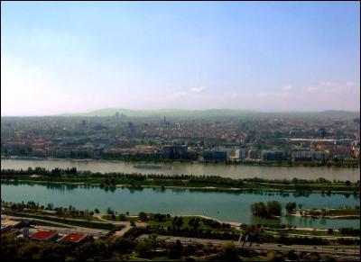 800px-DonauInsel