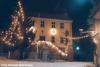 Rathaus mit Weihnachtsbeleuchtung