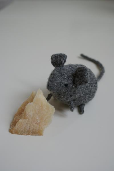 090102-02-gestrickte-Maus-mit-Kaese