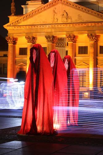 festival-of-lights-berlin-gendarmenmarkt-Franzoesischer-Dom-und-Friedrichstadtkirche-manfred-kielnhofer-waechter-der-zeit-IMG_6157