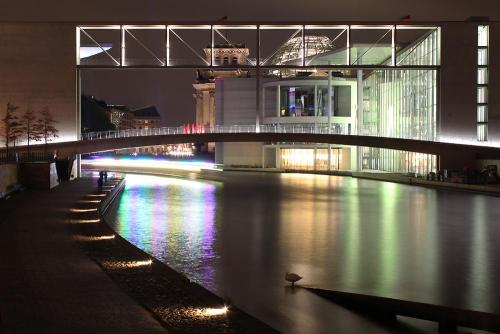 festival-of-lights-light-art-design-show-timeguards-waechter-der-zeit-manfred-kielnhofer-reichstag-regierungsgebaeude-germany