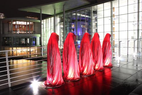 festival-of-lights-light-art-show-timeguards-waechter-der-zeit-manfred-kielnhofer-reichstag-regierungsgebaeude-bruecke-germany