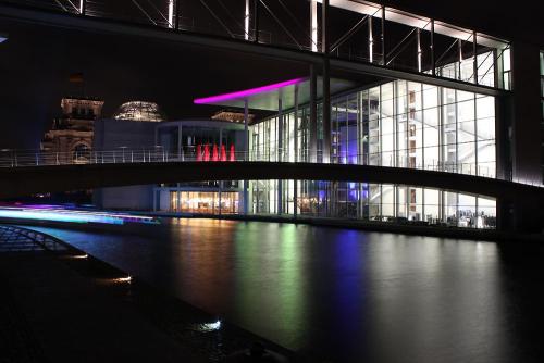 festival-of-lights-light-art-show-timeguards-waechter-der-zeit-manfred-kielnhofer-reichstag-regierungsgebaeude-deutschland