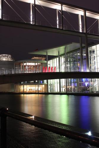 festival-of-lights-light-art-show-timeguards-waechter-der-zeit-manfred-kielnhofer-reichstag-regierungsgebaeude-germany
