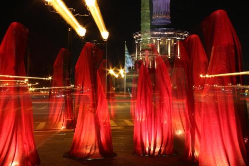 festival-of-lights-lumina-licht-berlin-light-art-show-siegessaele-waechter-der-zeit-manfred-kielnhofer-contemporary-public-art-design-kunst