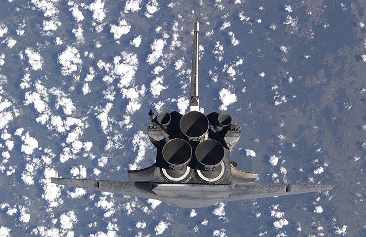 Raumfähre Discovery am 28. Juli 2005 über der Schweiz (c) NASA