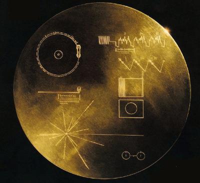 Goldene Datenplatte an Bord des Voyager Raumschiffs mit interstellarer Gebrauchsanweisung für Ausserirdische. Goldene Datenplatte an Bord des Voyager Raumschiffs mit interstellarer Gebrauchsanweisung für Ausserirdische.