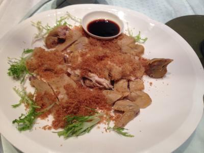 Huhn inklusive Kopf, neben Hühnerfüßen eins der Delikatessen hier. 