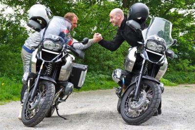 Peter Dietrich und Guido Gluschitsch (Motorrad-Redakteur, Der Standard) testen die neue Triple Black.