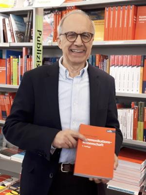 Roland Burkart mit der eben erschienenen 5. Aufl. seines Buches "Kommunikationswissenschaft" Roland Burkart mit der eben erschienenen 5. Aufl. seines Buches "Kommunikationswissenschaft"