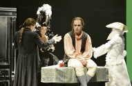 Das Genie unter Beobachtung: (von links) Ulf Deutscher (Salieri), Susanne Weckerle (Lüftchen), Matthias Zajgier (Mozart), Frank Ehrhardt (Lüftchen). (Foto: WLB, Zauner)