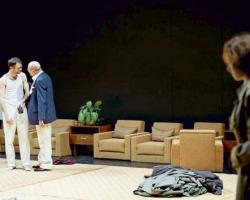 Benjamin Grüter (Amphitryon), Elmar Roloff (Jupiter) und Sarah Sophia Meyer (Alkmene). Foto: Dreher/Staatstheater