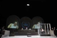 Till Wonka im Glaskasten. (Foto: Sonja Rothweiler, Stuttgarter Staatstheater)