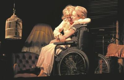 Zwistiglich vereint: Catherine Stoyan (Jane Hudson, genannt „Baby Jane“) und Corinna Harfouch (Blanche Hudson) in „Was geschah mit Baby Jane?“ im Kammertheater. (Foto: Sonja Rothweiler/Staatstheater)