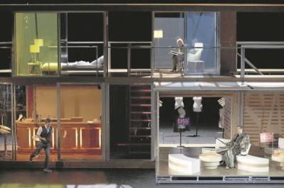 Willkommen im Hotel "D.G." (von links): André Morsch als Leporello, Rebecca von Lipinski als Donna Elvira und Shigeo Ishino als Don Giovanni.