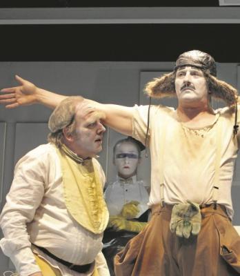 Geiz ist ungeil: Martin Theuer (l.), Elif Veyisoglu und Dietmar Kwoka in Philipp Beckers Inszenierung des Stücks „Der Entaklemmer“. (Foto: Sabine Haymann, Theater der Altstadt)