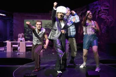 Erst kommt die Faust und dann die Moral: Hanna Plaß (im Hintergrund), Johann
<br />
Jürgens, Horst Kotterba, Sebastian Röhrle und Paul Grill. (Foto: Staatstheater Stuttgart, Bettina Stöß)