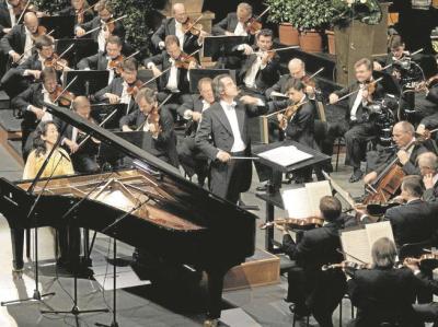Uniformes Streichen in uniformer Kleidung: Ein klassisches Konzert - hier die Wiener Philharmoniker mit Riccardo Muti und der Pianistin Mitsuko Uchida  - verbindet Arbeitsethos und Kunstreligion - aber keinen Eros.  