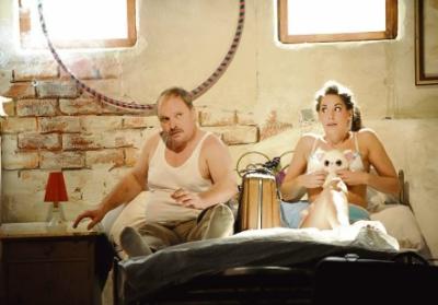 Unfreiwillig teilen sie das Bett, noch unfreiwilliger wechseln sie die Identität: Oberspießer Hubertus Heppelmann (Michael Hiller) und Möchtegern-Animateurin Nelli (Kim Zarah Langner). (Foto: Frahm)
