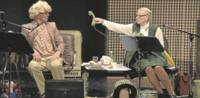 Slapstick, Trash und Telefon: Gesine Hannemann und Christian A. Koch im „Frauenarzt von Bischofsbrück“. (Foto: WLB)
<br />
 