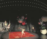Komische Naturen: (v. l.) Eléna Weiß (Maria), Fridolin Y. Sandmeyer (Elli), Dorothea Arnold (Karoline) und Benjamin Grüter (Schürzinger) in „Kasimir und Karoline“. (Foto: Gläsker/Staatstheater)