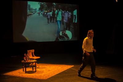 Laurenz Leky vor Videoeinspielung, Foto: Andreas Zauner. 