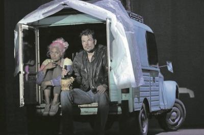 Von Jahrmarkt zu Jahrmarkt immer auf Tour: Gelsomina (Lucia Peraza Rios) und Zampano (Wolfgang Seidenberg) in ihrem Wohnmobil. (Foto: Haymann)