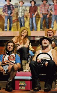 Bijan Zamani (Seldom Seen Smith), Katharina Ortmayr (Bonnie Abbzug), Sebastian Kowski (George Hayduke) und Martin Leutgeb (Doc Sarvis) (Foto: Jochen Klenk, Quelle: Staatstheater Stuttgart)