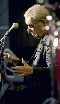 Charismatischer Melancholiker im Abendlicht: Paolo Conte beim Konzert auf dem Stuttgarter Schlossplatz. (Foto: Opus)