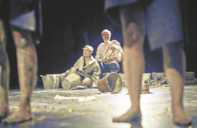 
<br />

<br />
In Matsch und Textgewirr: Caroline Junghanns und Edgar Selge, letzterer als Peer Gynt. (Foto: Conny Mirbach)
